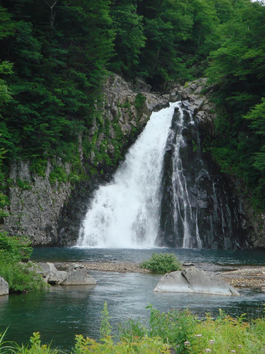 日本の滝百選、三段に流れ落ちる名瀑を親子でながめる