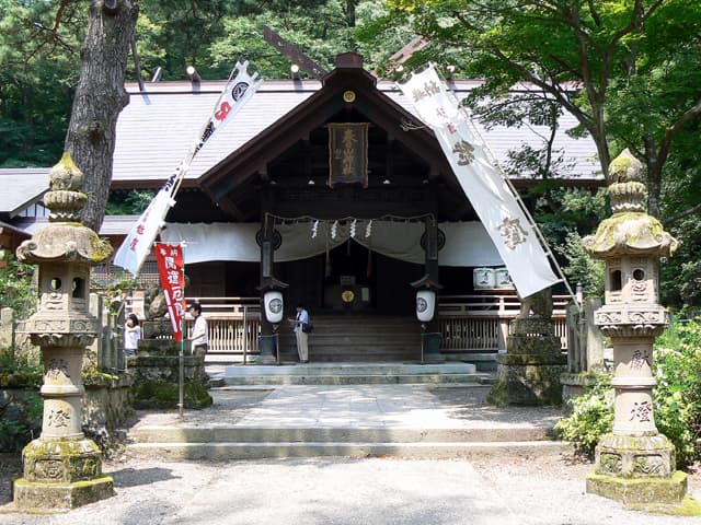 上杉謙信公を祀る神社。山腹からの眺めも見事
