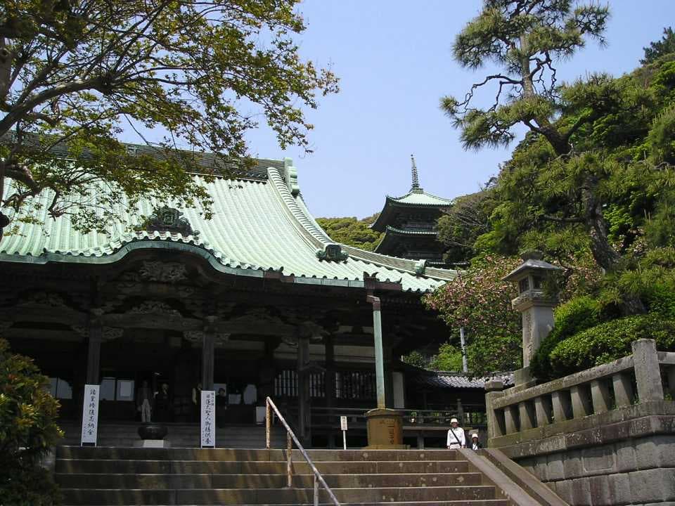 鎌倉時代からの歴史ある境内を散策