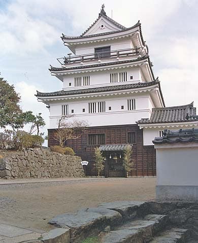 平戸瀬戸を見下ろす海城、天守から城下町を一望