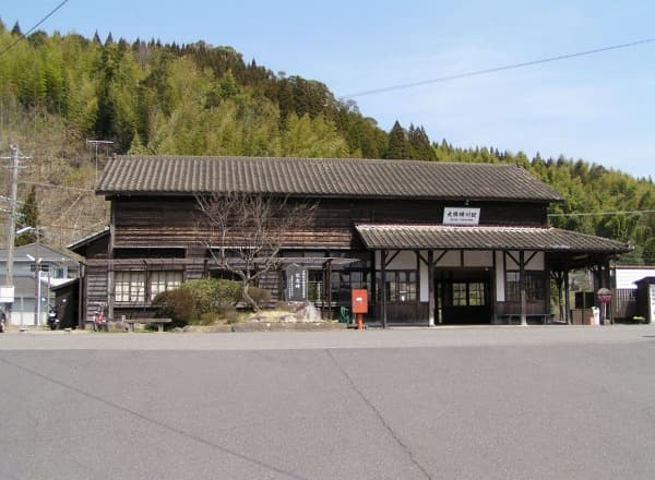 歴史ある木造駅舎で記念撮影