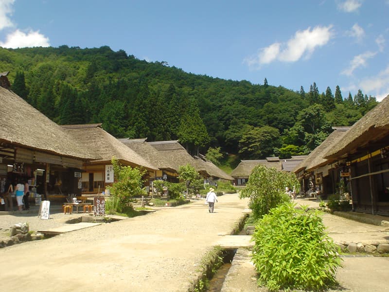 茅葺き民家が連なる宿場町をそぞろ歩き、見晴台から全景を一望