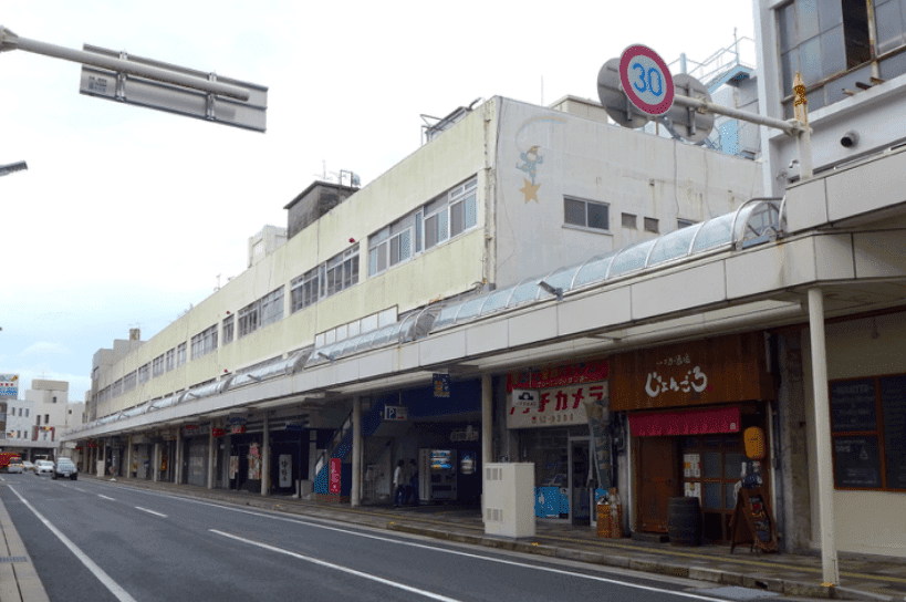昔ながらの商店街で食べ歩きとお買い物
