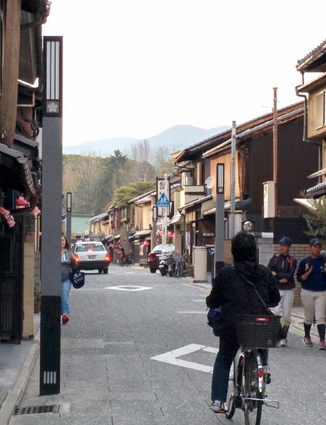 京都最古の花街で食べ歩きと夕方の散策