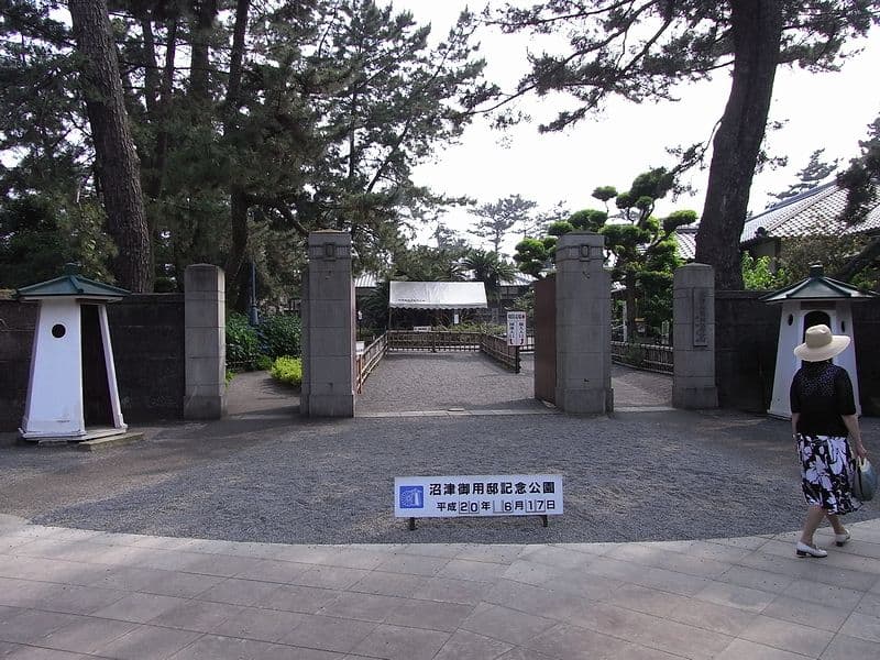松林に包まれた御用邸の御殿建築と庭園をゆったり見学
