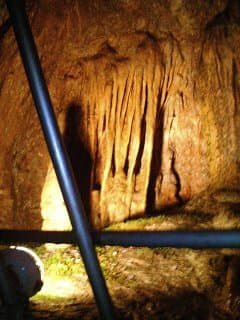 絹の帯のように岩肌をすべる高さ約60mの繊細な滝