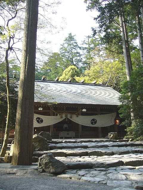 猿田彦大神の総本宮で交通安全祈願。かなえ滝や庭園も見どころ