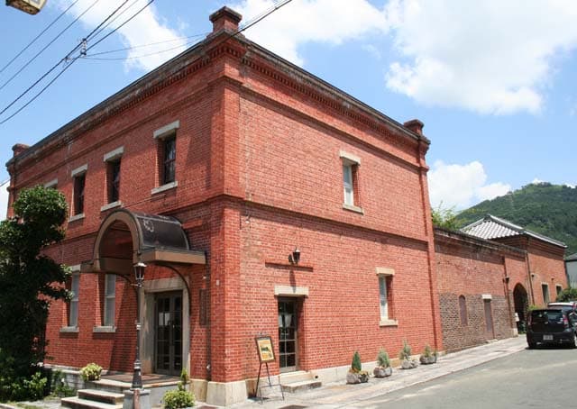 明治時代の面影を残す建物で工芸品を眺める