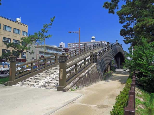 松尾芭蕉ゆかりの松並木の遊歩道と赤い欄干の橋を散策