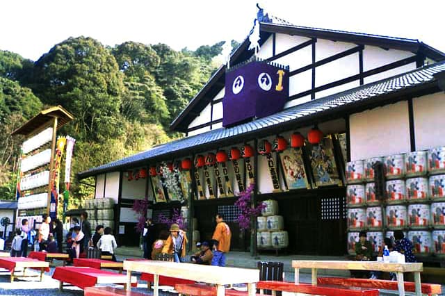 現存最古の芝居小屋で廻り舞台や奈落の仕掛けを間近に見学