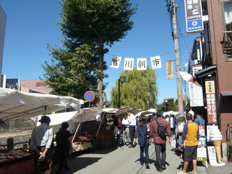 宮川沿いの朝市で地元の野菜や漬物、民芸品をお買い物
