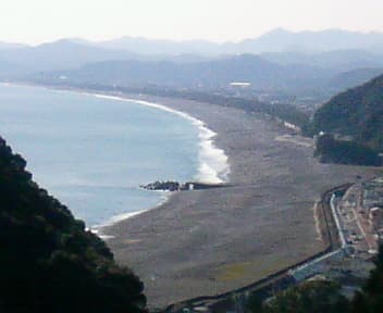砂浜にレジャーシートを敷いて開演前の場所取り