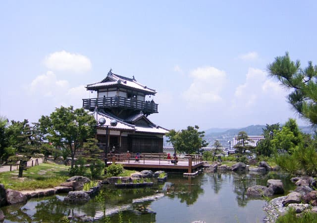 中世の山城跡と復元隅櫓を見学、池田の歴史に触れる