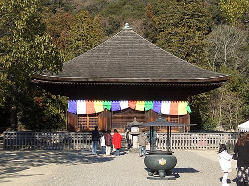 国宝に指定された平安時代の阿弥陀堂を見学