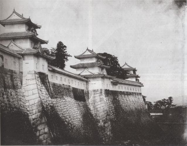 三重県で唯一現存する城郭建造物を夕方の光の中で撮影
