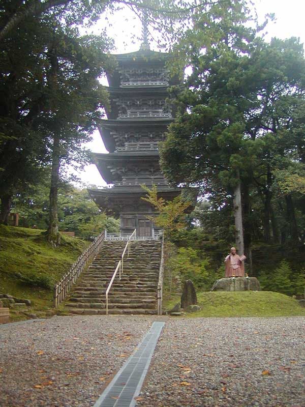 北陸随一と称される五重塔と歴史ある伽藍をゆっくり散策