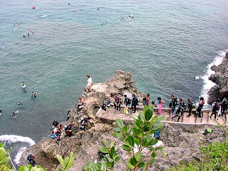 透明度抜群の海を望む絶景の岬、青の洞窟で有名