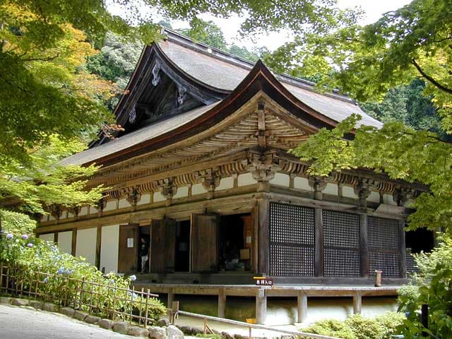 苔むした参道と羅漢像が並ぶ湖東三山の古刹をゆっくり拝観