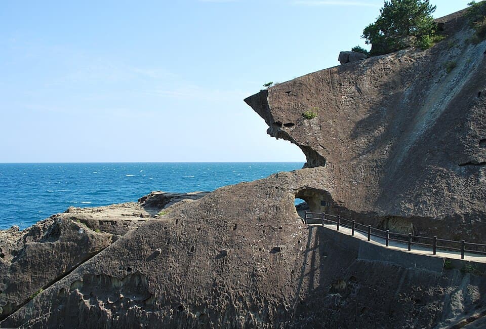 世界遺産の奇岩海食洞窟を歩いて熊野灘の大迫力を体感