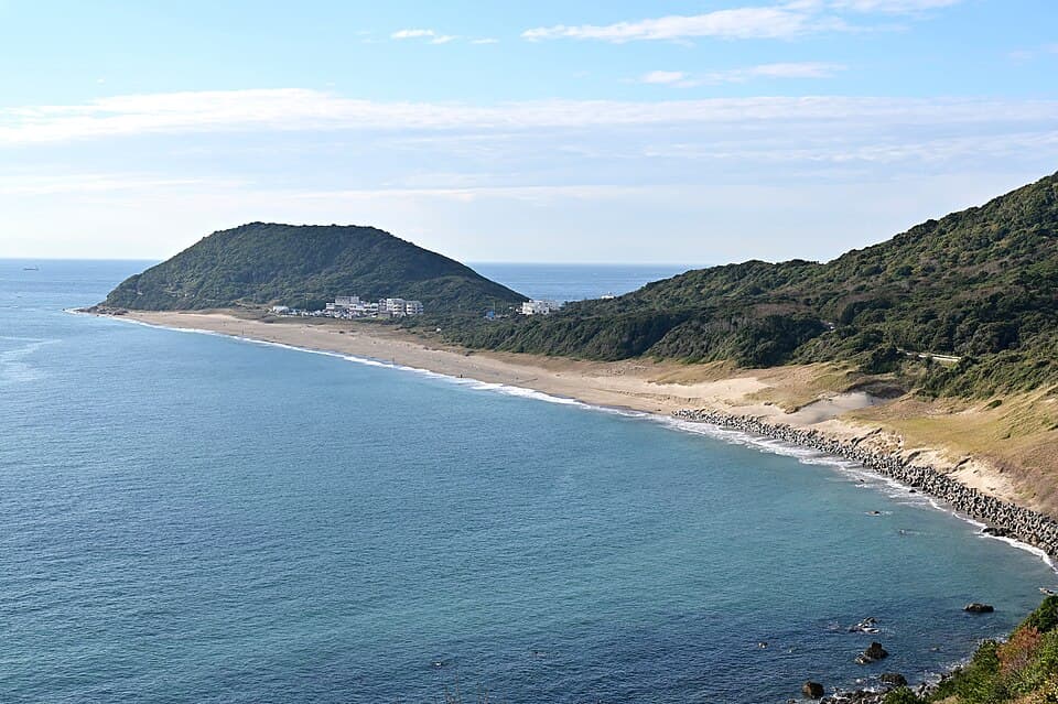 島崎藤村の詩でも知られる白い砂浜を散策