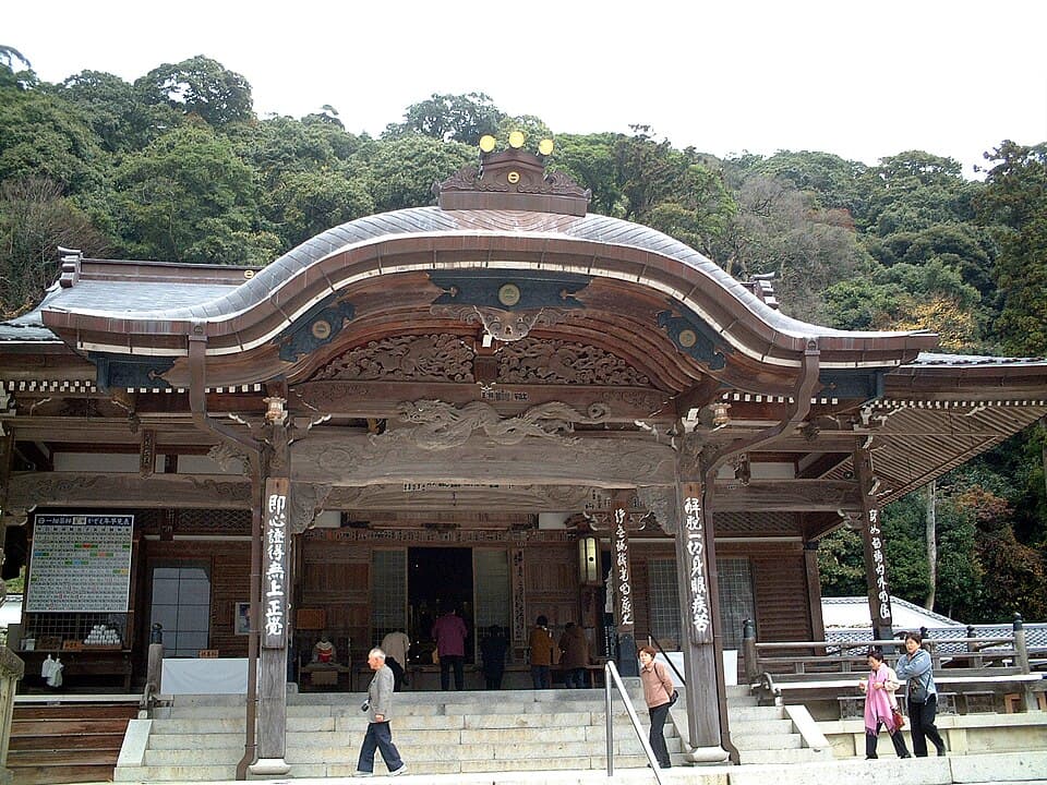 目のお薬師さまに参拝、境内からは宍道湖を一望