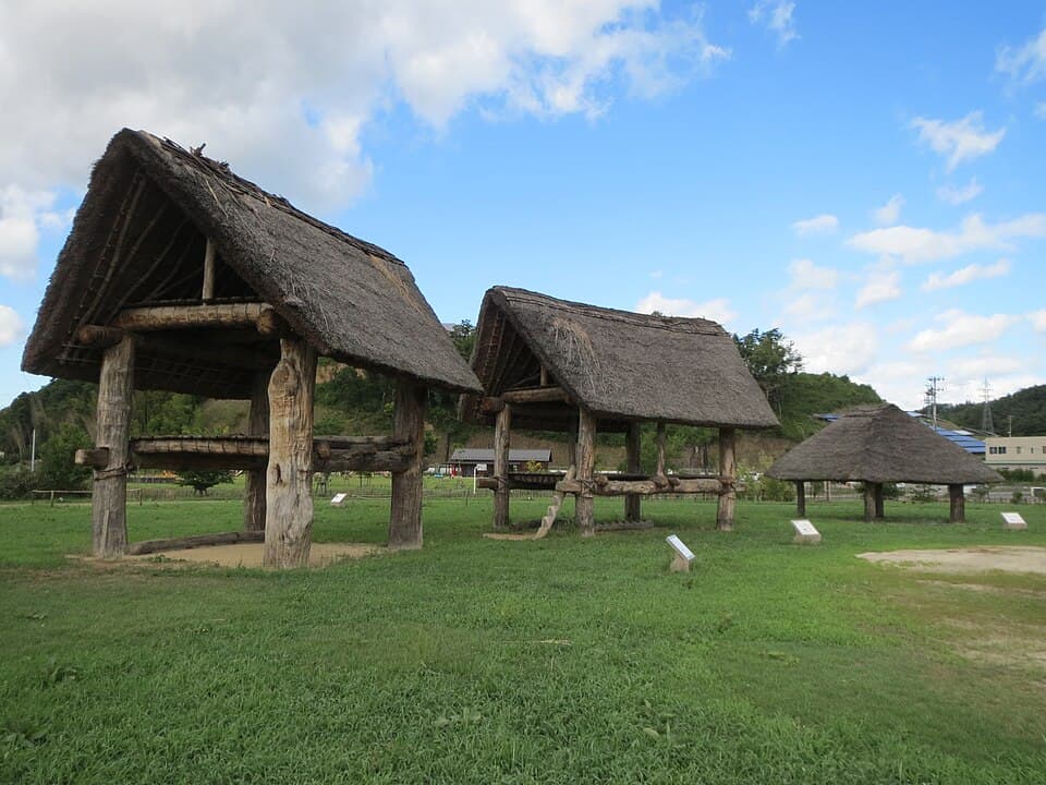縄文時代の竪穴住居を復元した史跡公園を見学