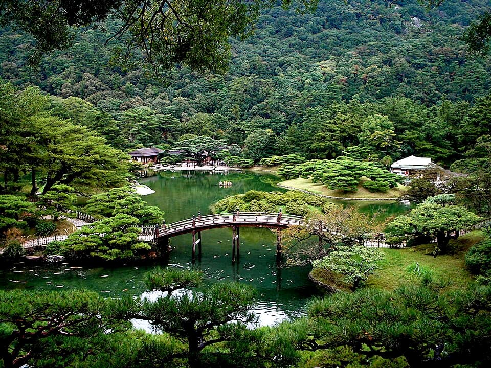 国の特別名勝、大名庭園の池と築山をめぐる散策