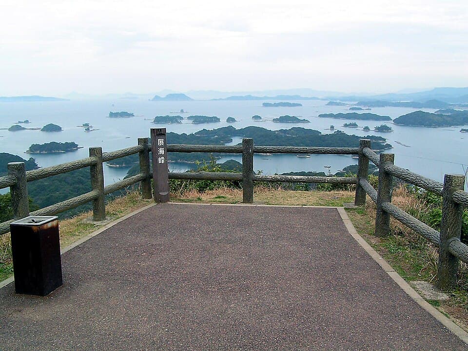 リアス海岸に浮かぶ島々を一望する定番展望台