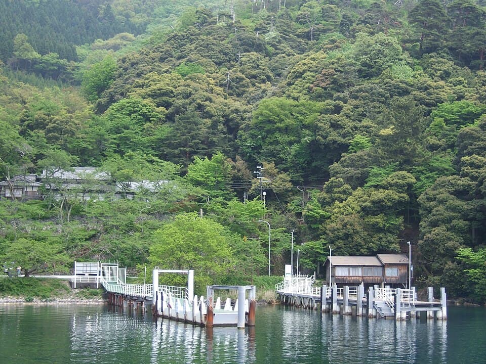 琵琶湖随一の景勝地を湖岸ドライブして岩礁と竹生島の眺めを満喫