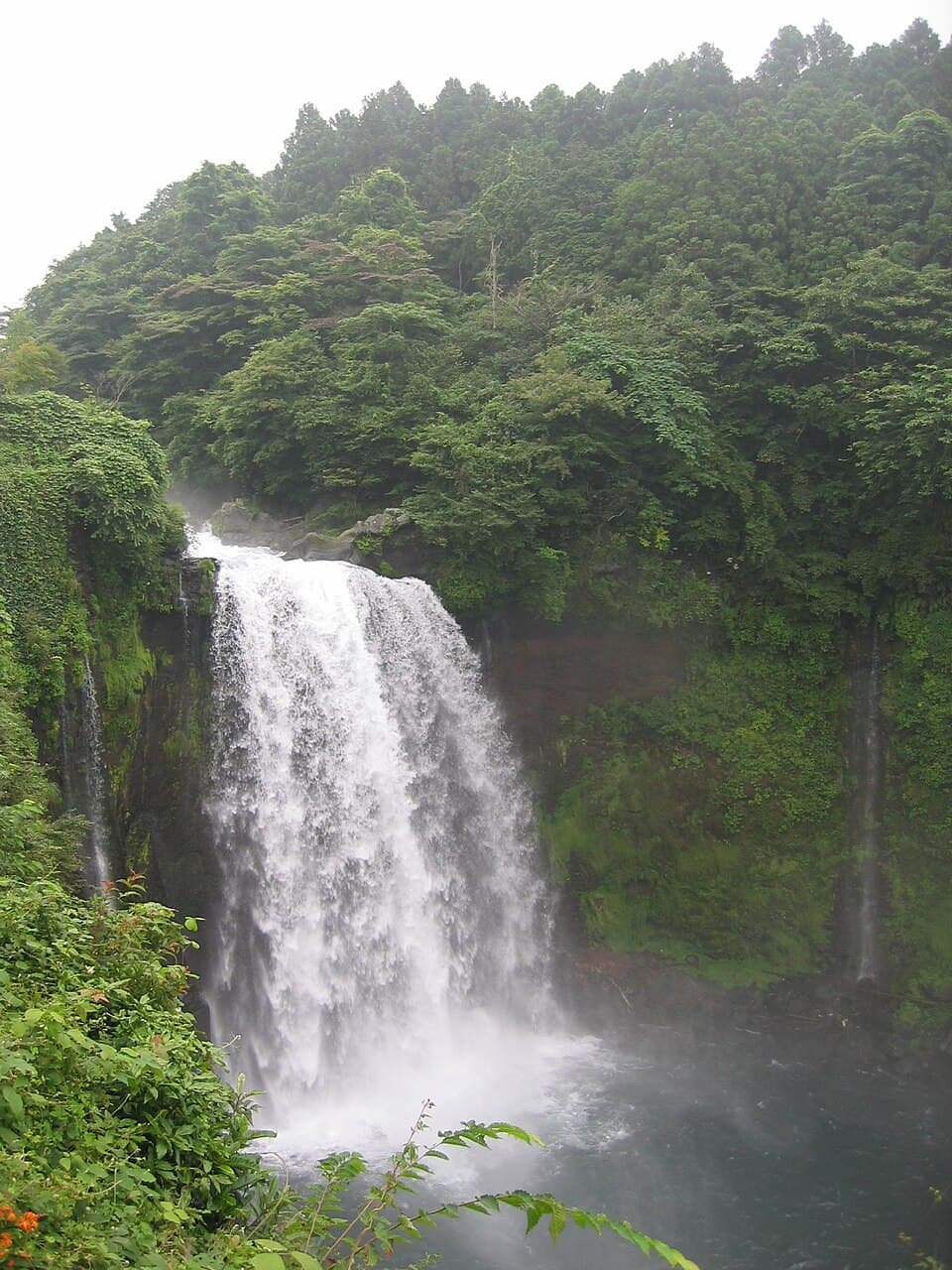 轟音を響かせて落ちる豪快な滝を展望台から見下ろして締めくくり