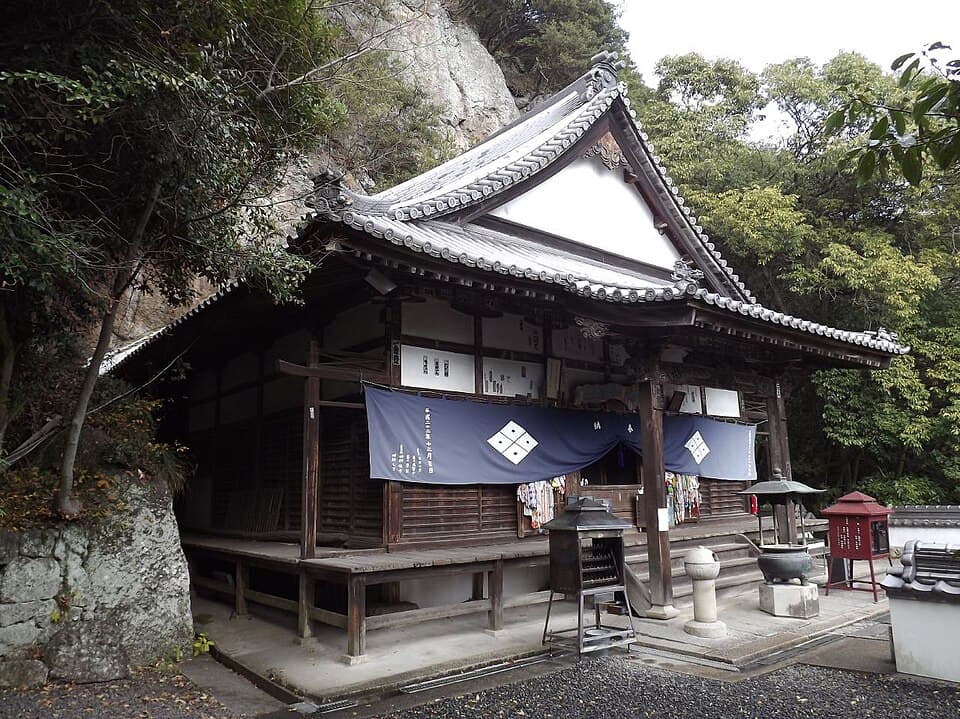 四国霊場、山肌に沿う長い石段と磨崖仏をめぐる