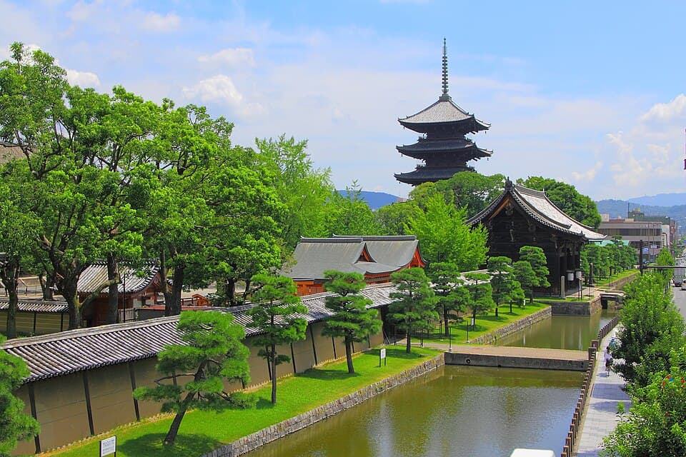 日本一高い五重塔を仰ぎ見る世界遺産の古刹