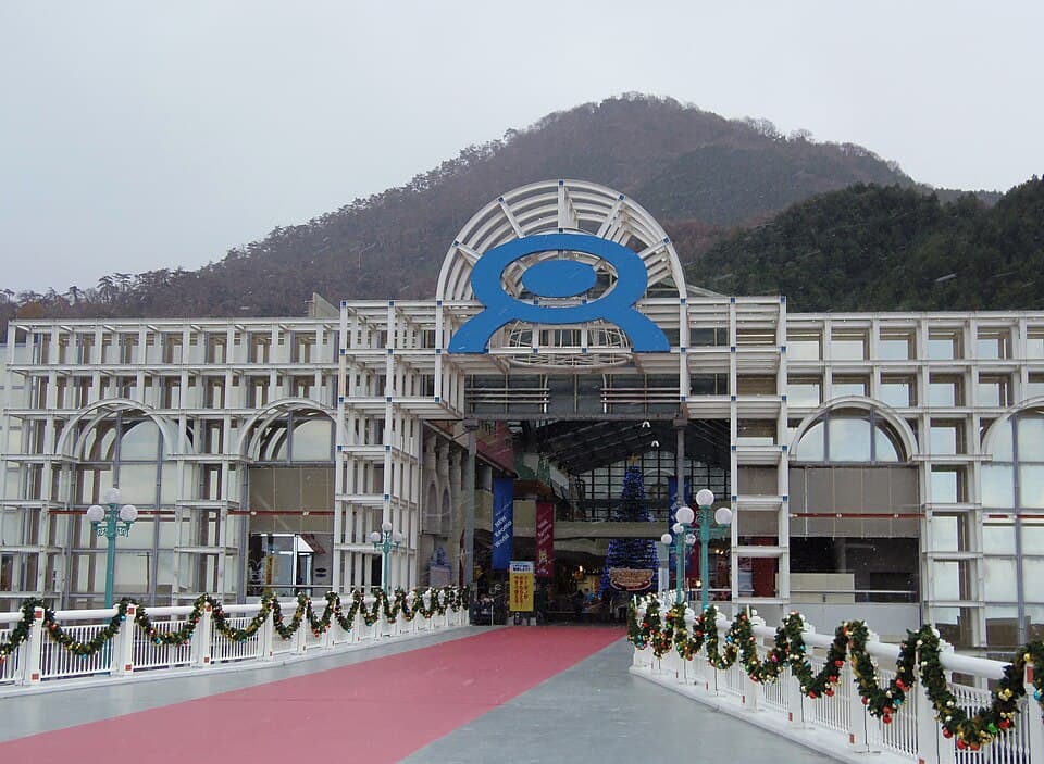 四国最大級の遊園地エリアで乗り物遊びからスタート