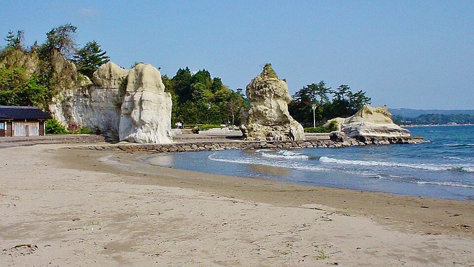 悲恋の伝説が残る、穏やかな砂浜の海岸