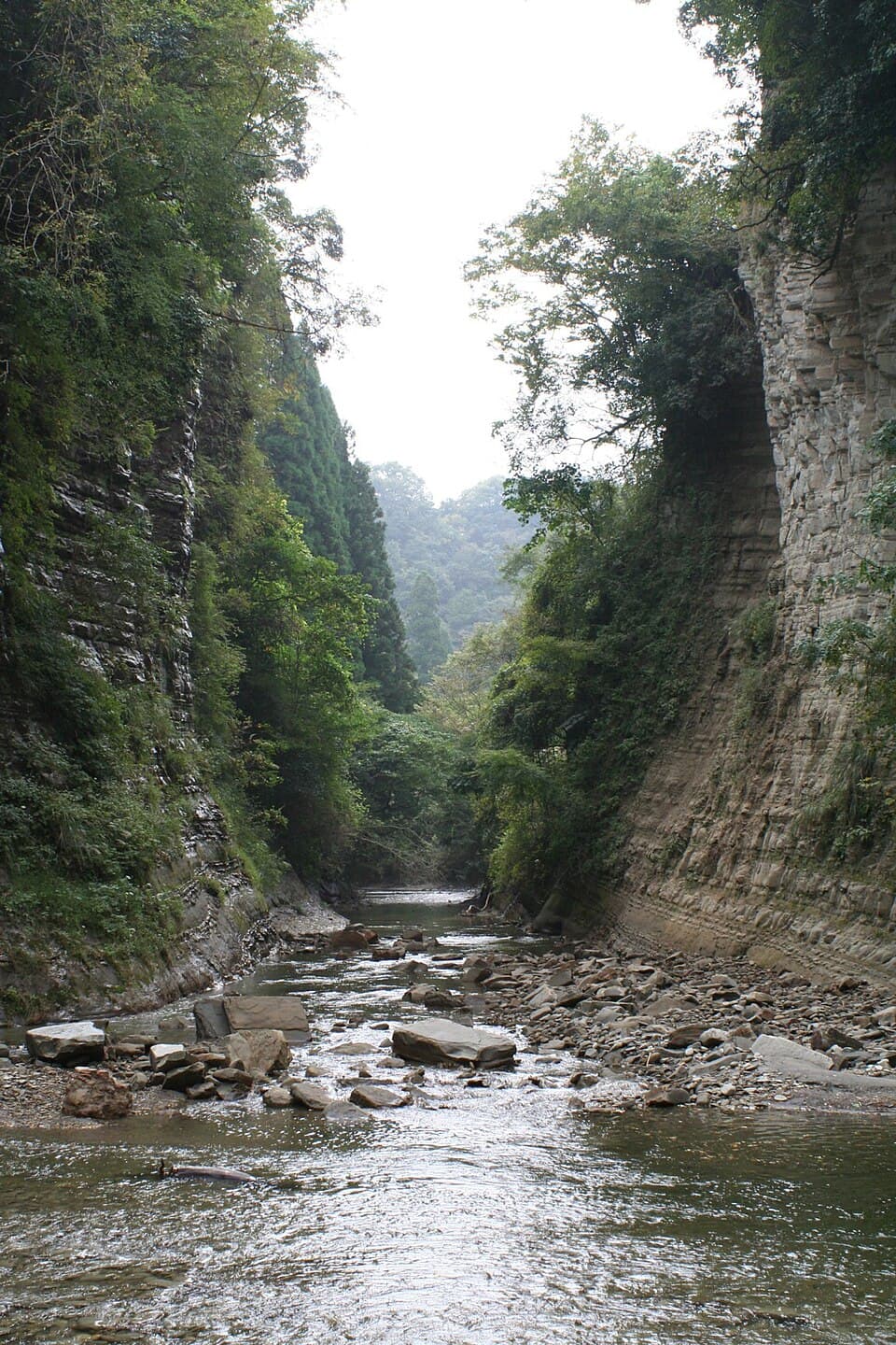 中瀬遊歩道をたどり川廻しの隧道跡の絶景へ
