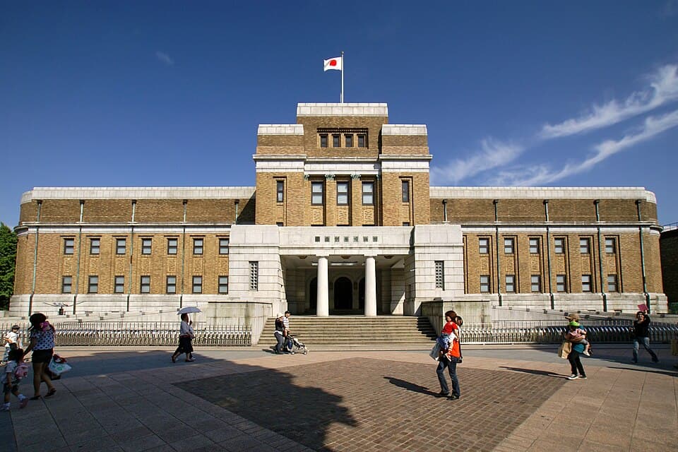 巨大な恐竜骨格と科学体験に子ども大興奮
