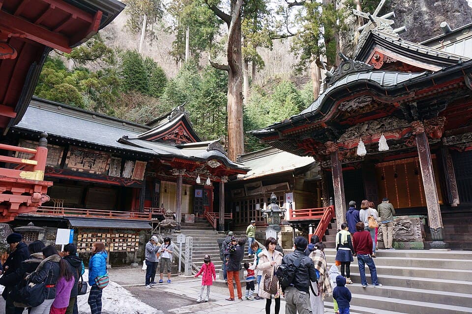 関東屈指のパワースポット、巨岩と杉並木の参道を参拝