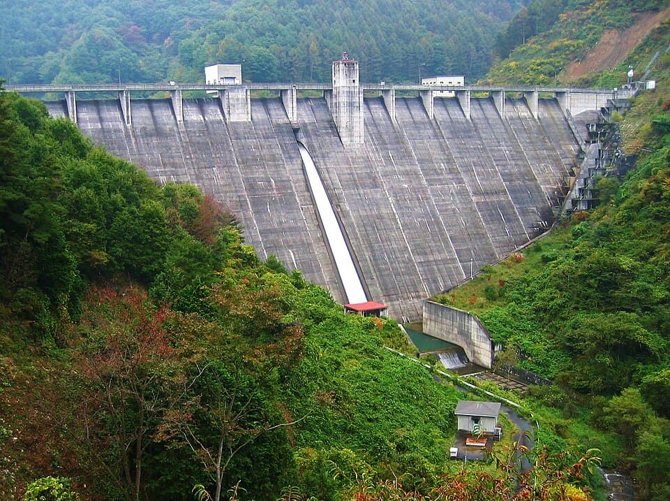 もみじ湖の愛称で親しまれる湖畔をのんびり散策