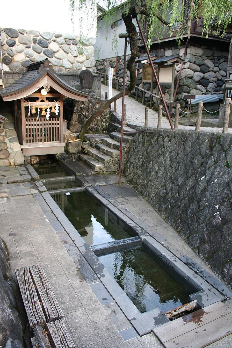 名水百選第1号の湧き水で、水の町の暮らしにふれる