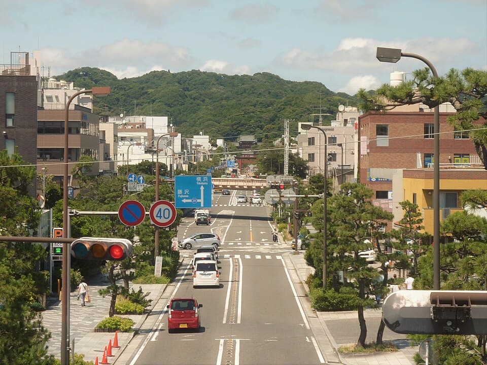 鶴岡八幡宮の表参道沿いで、夜の祭りに備えて早めの夕食