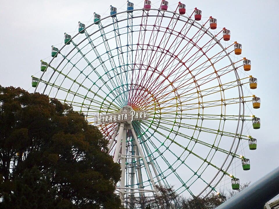 絶叫系からキッズ向けまで揃うアトラクションを昼まで満喫、園内でランチも