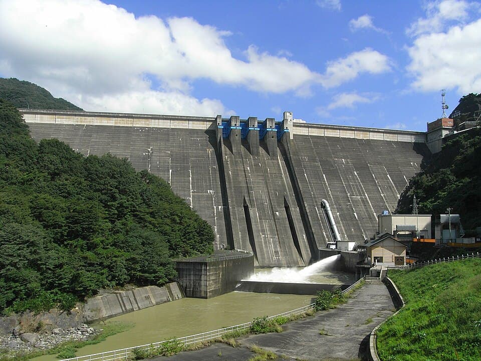 ダム湖の大パノラマを展望広場から眺める