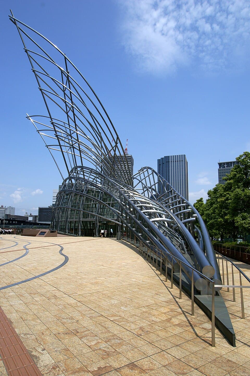 地下に広がる展示室で最先端の現代アートの企画展を満喫