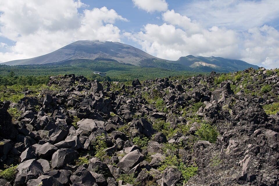 浅間山の噴火が生んだ溶岩の奇景を散策