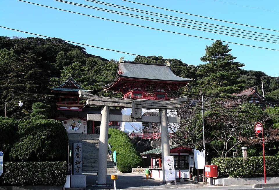 朱塗りの社殿が印象的な神社に参拝