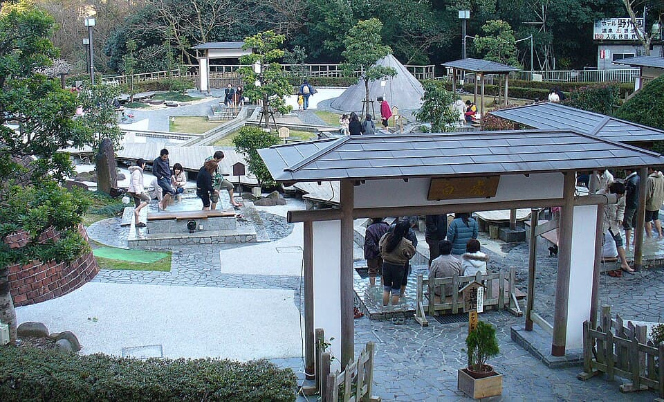 日帰り湯であたたまり、温泉まんじゅう片手に湯のまち散歩