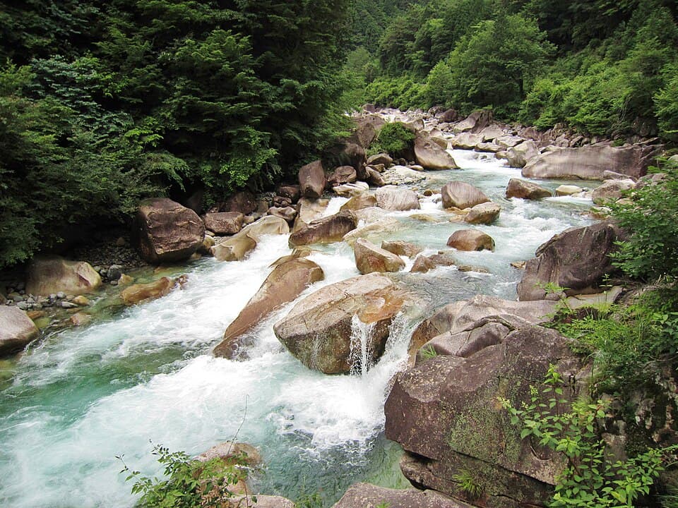 エメラルドグリーンの清流で川遊び