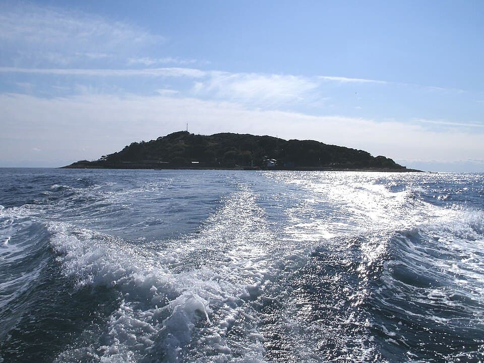 渡船で渡る小さな島、レトロな漁師町の風情を散策