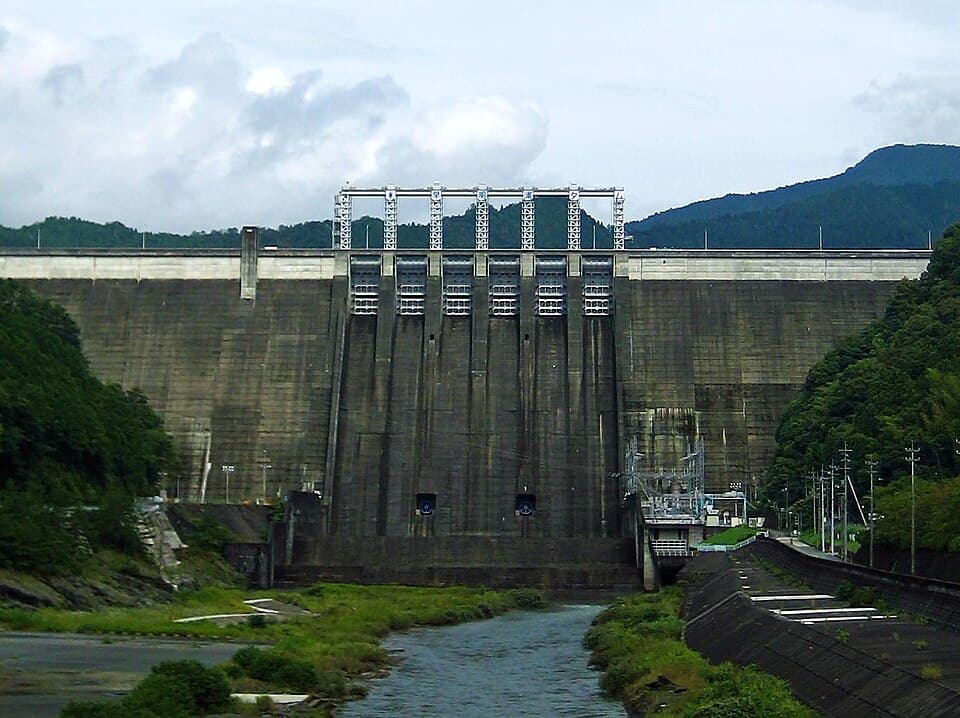四国4県に水を供給する四国最大級のダムを見学