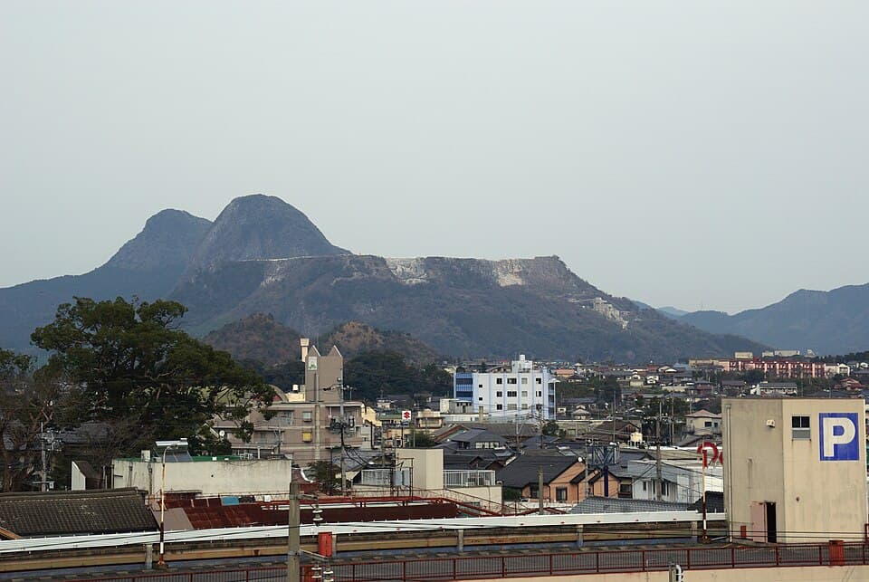 石灰岩の採掘で独特の姿になった、香春町のシンボル的な山